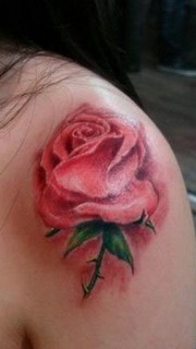 肩膀上的红色玫瑰纹身图案
