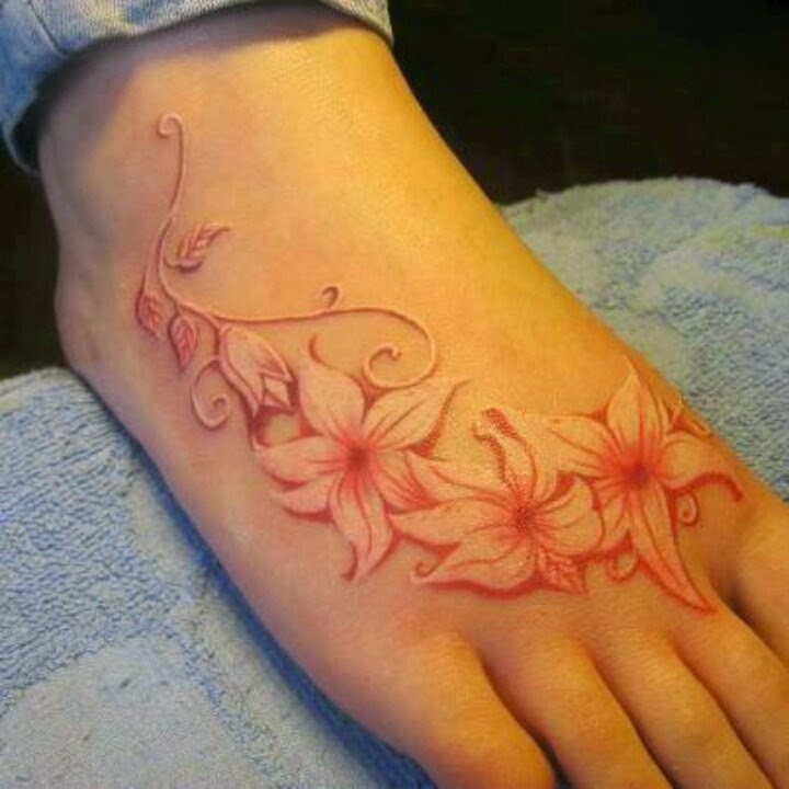 点击大图看下一张：唯美花朵鸽子血脚掌纹身