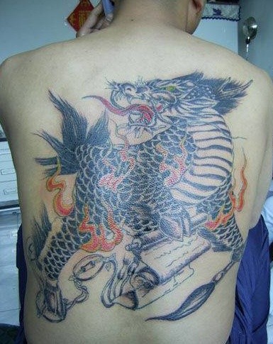 点击大图看下一张：超酷火麒麟背部纹身
