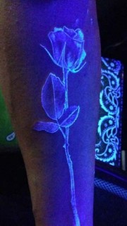 时尚绚丽的玫瑰花荧光纹身