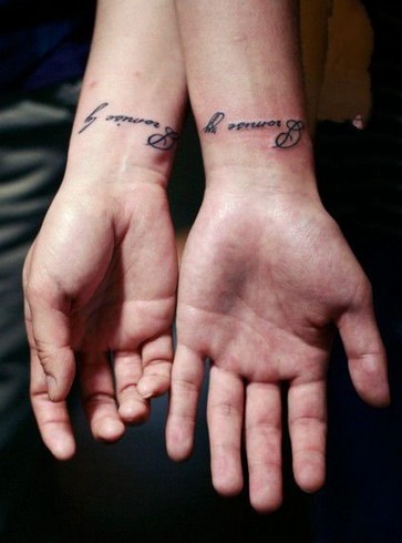 点击大图看下一张：手腕上时尚的情侣字母刺青
