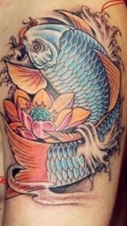 大臂上的彩色鲤鱼莲花纹身图案