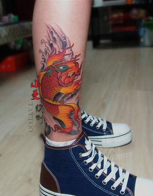 点击大图看下一张：唯美好看的腿部彩色鲤鱼纹身图片