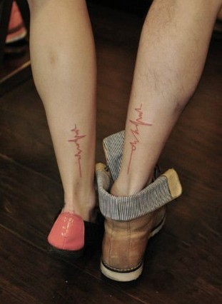 点击大图看下一张：脚踝上的情侣心电图刺青