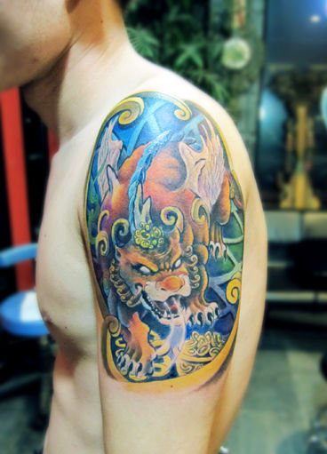 点击大图看下一张:男性手臂漂亮的彩色貔貅纹身图片