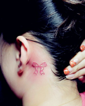 点击大图看下一张：耳朵后面可爱的蝴蝶结纹身