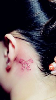 耳朵后面可爱的蝴蝶结纹身