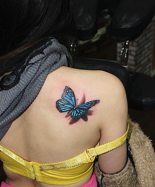 点击大图看下一张：女性肩膀3D蝴蝶纹身