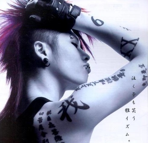 点击大图看下一张：miyavi雅炫酷的花臂刺青