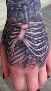 手背个性骨骼心脏纹身