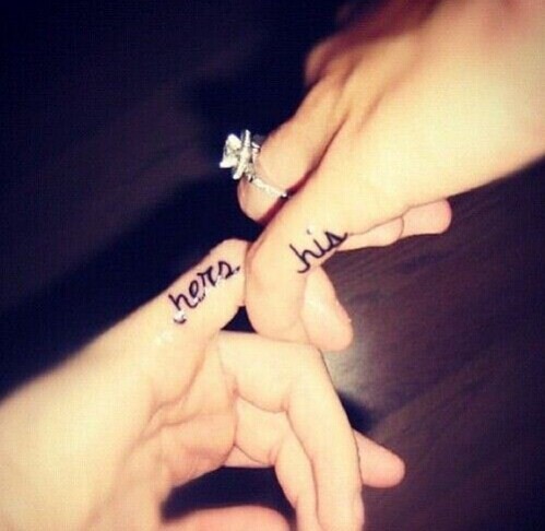 点击大图看下一张:尾指上爱的印记