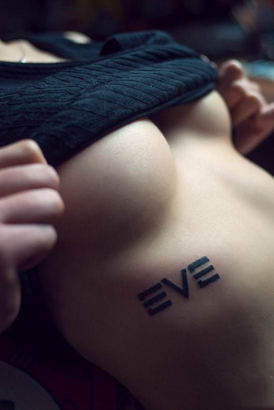 点击大图看下一张：胸下英文纹身的女性