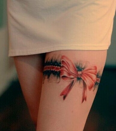 点击大图看下一张：腿上带有蝴蝶结的纹身