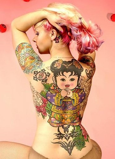 点击大图看下一张：满背中国娃娃个性纹身