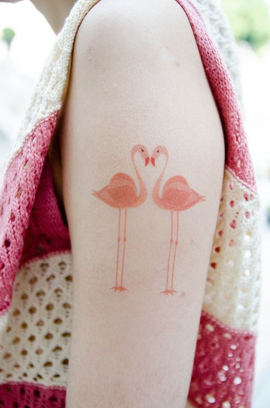 点击大图看下一张：纹在手臂上粉色小天鹅