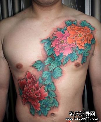 点击大图看下一张：男人胸部唯美的牡丹花纹身图案