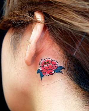 点击大图看下一张:耳部牡丹纹身图片