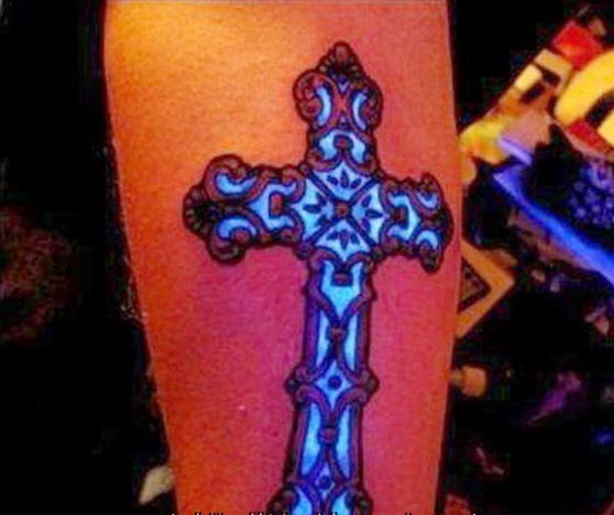 点击大图看下一张：漂亮十字架荧光纹身