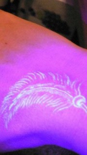 虎口绚丽的荧光羽毛刺青