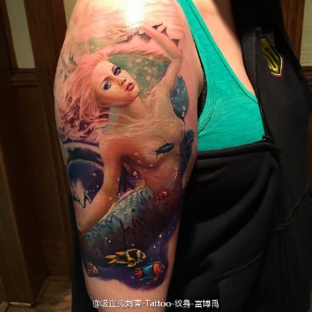 点击大图看下一张：手臂上纹上美女鱼的刺青