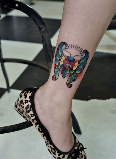 点击大图看下一张：脚踝上另类的彩色蝴蝶