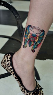 脚踝上另类的彩色蝴蝶