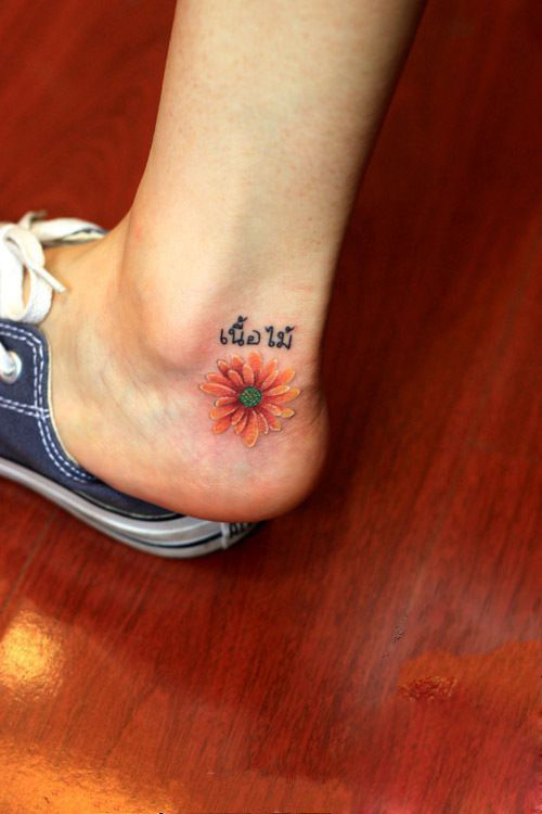 点击大图看下一张：后脚跟美丽好看的雏菊清新纹身图片