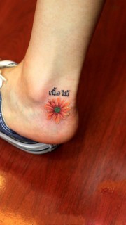 后脚跟美丽好看的雏菊清新纹身图片