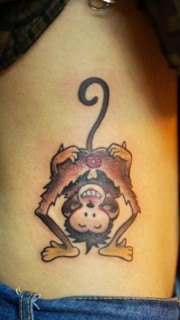 侧腰个性顽皮的猴子纹身图片