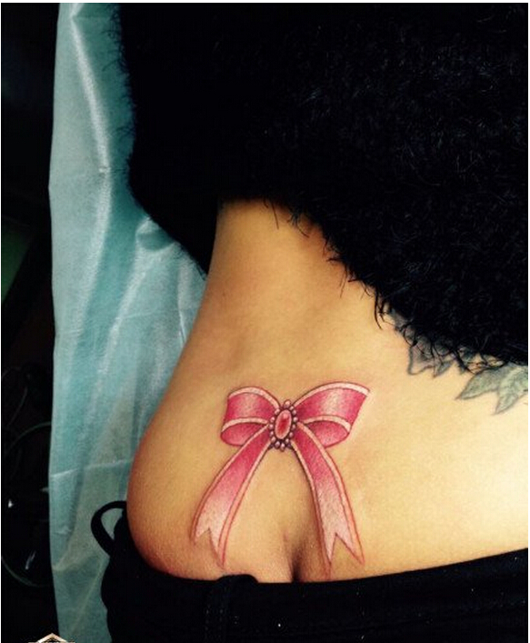 点击大图看下一张：女性臀部唯美好看的蝴蝶结纹身
