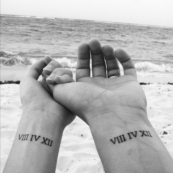 点击大图看下一张：情侣手腕处纹身上希腊语
