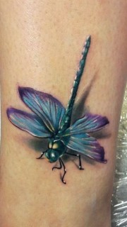 女性脚上的3D蜻蜓纹身图案