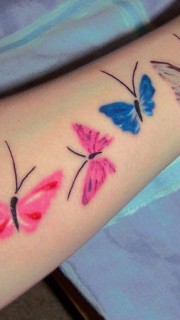女孩子手臂漂亮的蝴蝶纹身图案