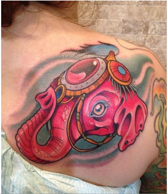 点击大图看下一张:美女背部贵族大象图案