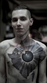 男生胸前个性日食纹身