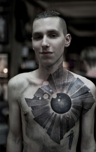 点击大图看下一张：男生胸前个性日食纹身