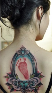 美女背上小脚印个性纹身