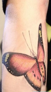 手臂蝴蝶刺青图片