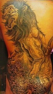 背部凶悍狮子男生超个性纹身