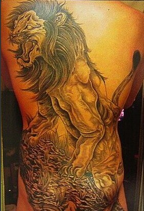 点击大图看下一张：背部凶悍狮子男生超个性纹身