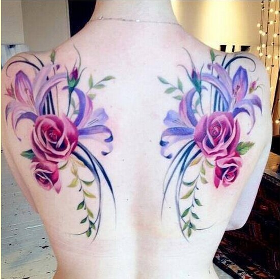 点击大图看下一张：女性背部鲜艳的花卉纹身