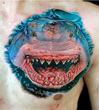 点击大图看下一张：男生胸部超个性霸气鲨鱼纹身