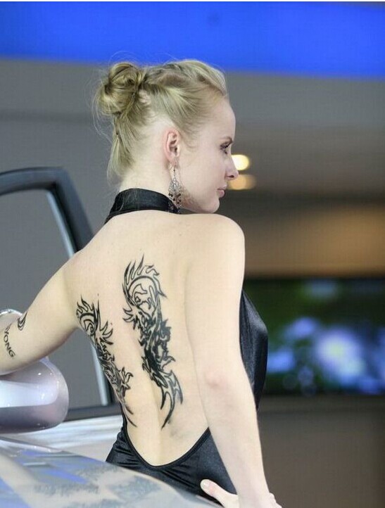 点击大图看下一张：欧美美女车模后背纹身