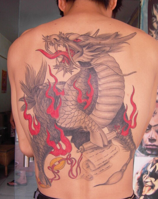 点击大图看下一张：神兽麒麟的个性满背纹身图