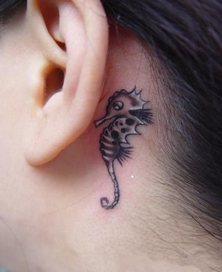 点击大图看下一张：耳后面的时尚小海马纹身