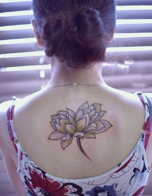 点击大图看下一张：清新莲花后背纹身