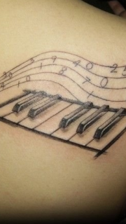 后背上钢琴音乐符号纹身