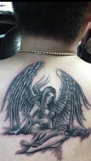 男人后背性感天使纹身