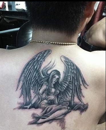点击大图看下一张：男人后背性感天使纹身