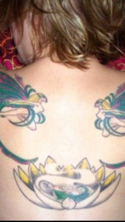 女生背部彩色孔雀天使纹身